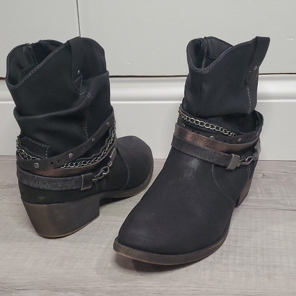 Pop Ankle Boots with Chain Accent 10M